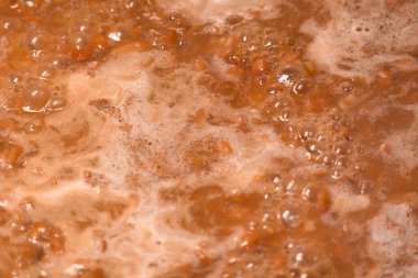 Tencerede haşlanmış Meksika fasulyesi.