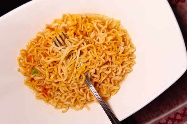 Maruchan çorbası gibi beyaz tabakta