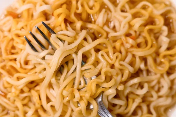 Çatallı Maruchan çorbası gibi.