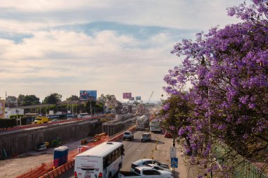 Queretaro, Meksika - 25 Mart 2023 - 5 de febrero caddesinin yenilenme sürecinin durumu