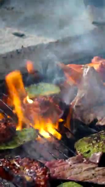 烤玉米片 香肠和烤牛肉 — 图库视频影像