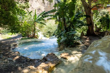 Suyun ihtişamını akarsulardan sakin göllere kadar kucaklayın. Bereketli manzaralar, çeşitli bitki örtüleri ve doğal güzelliğin büyüleyici cazibesini keşfedin..