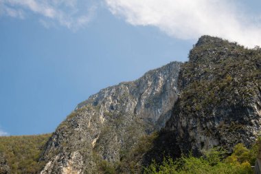 Tolantongo ve Hidalgo 'nun büyüleyici arazisinde bir yolculuğa çıkın. Yükselen dağlardan, dingin gökyüzüne bulutların, manzaraların ve jeolojinin doğal mucizelerini keşfedin.