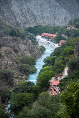 Meksika 'da sakin sulardan yemyeşil bitkilere büyüleyici manzaralarla dolu bir yolculuğa çıkın. Hidalgo dağlarının, vadilerin ve kırsal cazibenin cazibesini keşfedin.