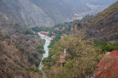 Meksika 'da sakin sulardan yemyeşil bitkilere büyüleyici manzaralarla dolu bir yolculuğa çıkın. Hidalgo dağlarının, vadilerin ve kırsal cazibenin cazibesini keşfedin.