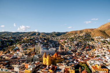 Guanajuato 'daki kentsel tasarım ve doğanın büyüleyici karışımını deneyin. Hareketli şehir manzaralarını, dingin dağ manzaralarını ve büyüleyici manzaraları keşfedin.