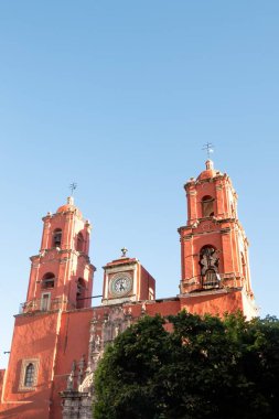 Guanajuato 'daki bir kilise: Şehrin muhteşem mirasının muhteşem bir sembolü, çarpıcı mimarisi ve gökyüzü