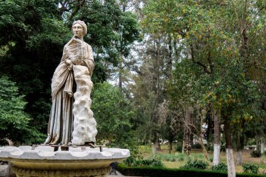 Heykellerle süslenmiş, San Luis de la Paz, Guanajuato 'da yemyeşil bir bahçe keşfedin. Sanat, doğa ve tarihin uyumlu bir karışımı.
