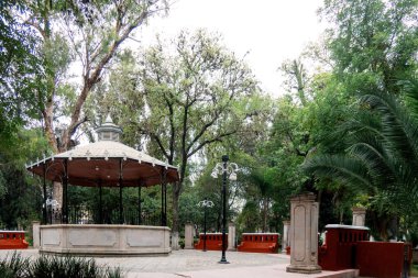 Alameda Park 'taki yemyeşil kulübelerle çevrili büfenin cazibesini keşfedin. Doğa ve mimarinin uyum içinde olduğu huzurlu bir yer.