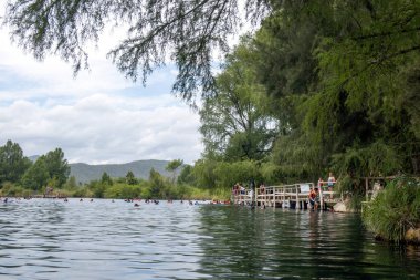 Medya Luna 'nın büyüleyici manzarasını keşfedin. Huzurlu bir göl, yemyeşil ormanlar ve sakin su yolları.
