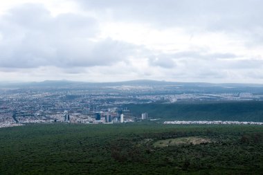 Queretaro, Meksika 'nın nefes kesici manzarasını kuş bakışı perspektiften izleyin. Bulutların, gökyüzünün, bitkilerin, suyun ve kentsel tasarımın uyumuna tanık olun. Büyüleyici manzaralara, şehir manzaralarına ve dağlık ufuklara dalın.
