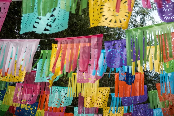 Kendinizi canlı Meksika sanatının dünyasına daldırın, papel picado 'dan renkli tekstile kadar. Duvarları süsleyen ve kültüre hayat veren zengin renkleri ve sanatsal desenleri tecrübe edin.