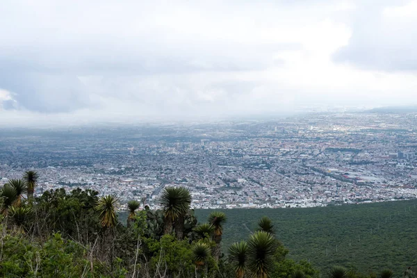 Cimatario 'nun büyüleyici bakış açısından Queretaro, Meksika üzerinde bir hava yolculuğuna çıkın. Değişik şekiller, ormanlar, kıyılar ve dağlarla süslenmiş büyüleyici bir manzara keşfedin. Doğanın güzelliğini ve kentsel çekiciliğini huşu ile tecrübe et.