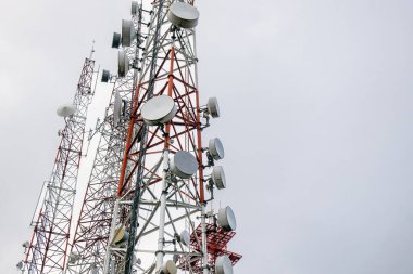 Modern manzarayı birbirine bağlayan iletim istasyonlarını, antenleri ve elektrik hatlarını araştırın. Mühendislik, elektrik ve endüstri sinerjisine dalmak