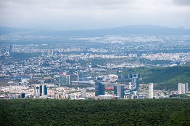 Queretaro, Meksika 'nın nefes kesici manzarasını kuş bakışı perspektiften izleyin. Bulutların, gökyüzünün, bitkilerin, suyun ve kentsel tasarımın uyumuna tanık olun. Büyüleyici manzaralara, şehir manzaralarına ve dağlık ufuklara dalın.