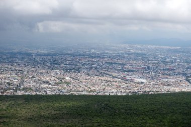 Queretaro, Meksika 'nın nefes kesici manzarasını kuş bakışı perspektiften izleyin. Bulutların, gökyüzünün, bitkilerin, suyun ve kentsel tasarımın uyumuna tanık olun. Büyüleyici manzaralara, şehir manzaralarına ve dağlık ufuklara dalın.
