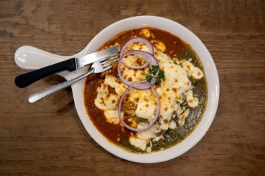 Meksika mutfağının ışıl ışıl dünyasında bir tabak chilaquiles, aromalar ve dokuların ahenkli bir karışımı