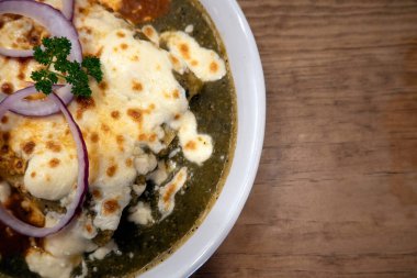 Chilaquiles 'in sanatını keşfedin. Yemek geleneklerini uyumlu hale getiren büyüleyici bir Meksika yemeği. Ve lezzetler senfonisi yaratıyor.