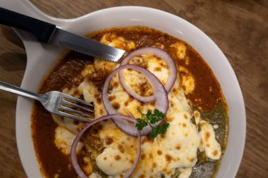 Meksika mutfağının zengin duvar halısını Chilaquiles ile süsleyin. Gelenekleri ve tatları bir araya getiren bir mutfak başyapıtı.