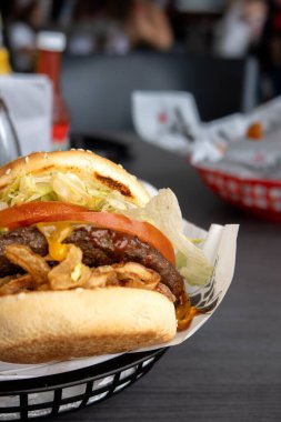 Lokantamızda ağız sulandıran hamburgerler keşfedin. Mutfak sanatının, konforlu yiyeceklerle buluştuğu yerde. Sulu köftelerin, taze sebzelerin ve daha fazlasının tadını çıkar..