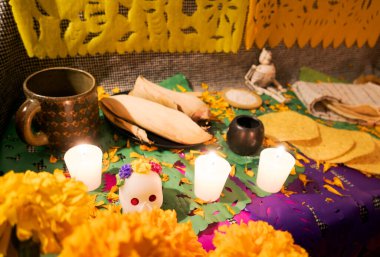 Kafatasları, cempasuchil çiçekleri, yemek ve mumlarla dolu Ölü Sunak Günü