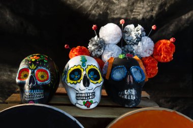 Ölü sunak gününde koymak için dekore edilmiş bir strafor kafatası ya da catrinas.