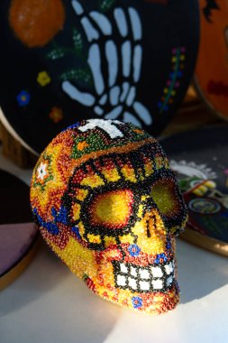 Ölüler Günü için Meksika desenleriyle süslenmiş bir strafor kafatası ya da catrina.