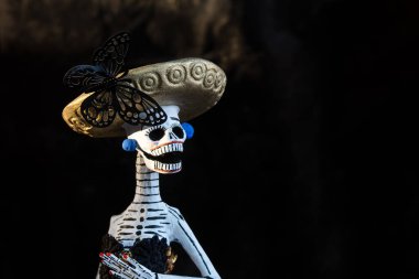 Bir Catrina ya da kafatası, ölüm gününde üzerinde kelebek elbisesi olan.