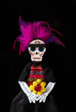 Bir Catrina ya da iskelet gemisi. Ölü çiçeklerin olduğu gün şık giyinmiş.