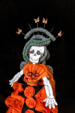 Ölüler Günü 'nde kelebeklerle ve cempasuchil çiçekleriyle dolu bir Catrina gemisi.