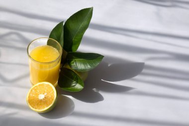 Beyaz arkaplan ve sağ tarafta yazı için boşluk olan bir portakal suyu.