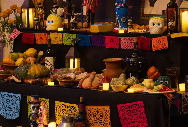 Ölüler Günü sunağı, papel picado, ölülerin ekmeği ve şeker kafatasları