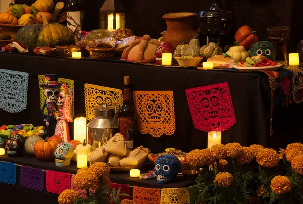 Ölüm Günü sunağı, papel picado, çiçekler ve tamale ile