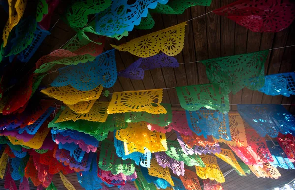 Ölü süslemelerle dolu renkli bir gün, papel picado ve Meksika figürleri, arka plan için doku
