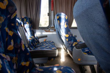Metin için yeri olan ekonomik bir otobüs koltuğu.