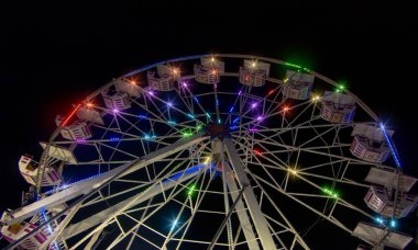 Geceleri gezintileri ve ışıkları olan, mesaj için yeri olan bir Meksika panayırı.