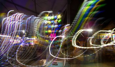 Geceleri gezintileri ve ışıkları olan, mesaj için yeri olan bir Meksika panayırı.