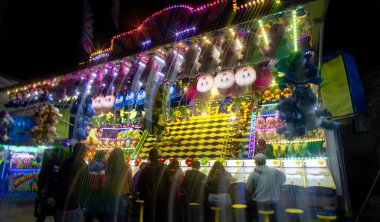 Geceleri gezintileri ve ışıkları olan, mesaj için yeri olan bir Meksika panayırı.