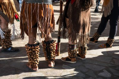 Meksika 'da geleneksel Aztek dansı yapan insanlardan oluşan bir kıyafet.