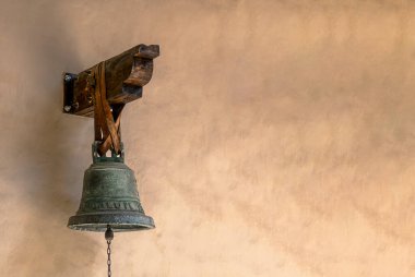Metin için yeri olan bir kilise çanı
