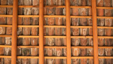 Meksika 'da turuncu kiremitli ahşap bir çatı yapısı..