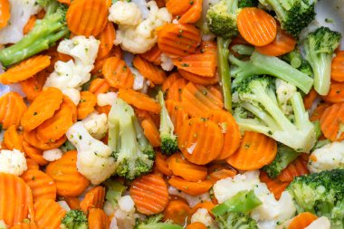 Havuçlu ve brokolili haşlanmış sebze salatası.