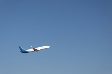 Gökyüzünde mavi arkaplanı ve metin için alanı olan bir uçak.