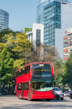 Sokakta çift katlı otobüs. Mexico City 'den Turibus, CDMX, Meksika