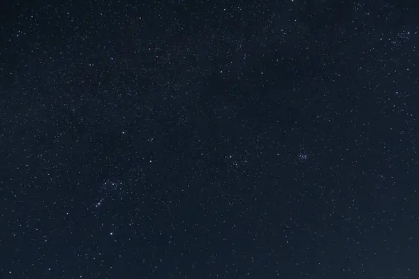 Metin için alanı olan yıldızlı bir gökyüzü arkaplanı