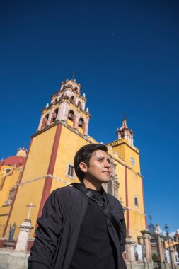 Guanajuato, Meksika 'da güzel bir kilisenin önünde selfie çeken bir adam.