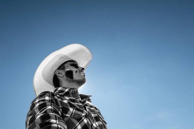 Bir Dia de Muertos - Meksika çölünde Kovboy adam Meksika 'da Ölüm Günü' nde şapka ve kafatası makyajıyla