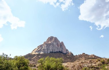 Queretaro 'da bir Bernal Zirvesi, gökyüzünde yazı için mavi gökyüzü ve boşluk ile arkadan görülüyor..