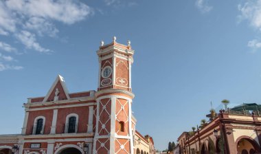 Queretaro, Meksika 'daki Bernal Büyülü Kasabası' nda bir kale..