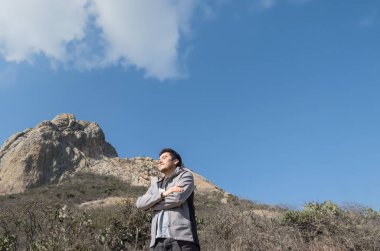 Queretaro, Meksika 'da Bernal, Enigmatik Kasabası' nı keşfeden bir genç.